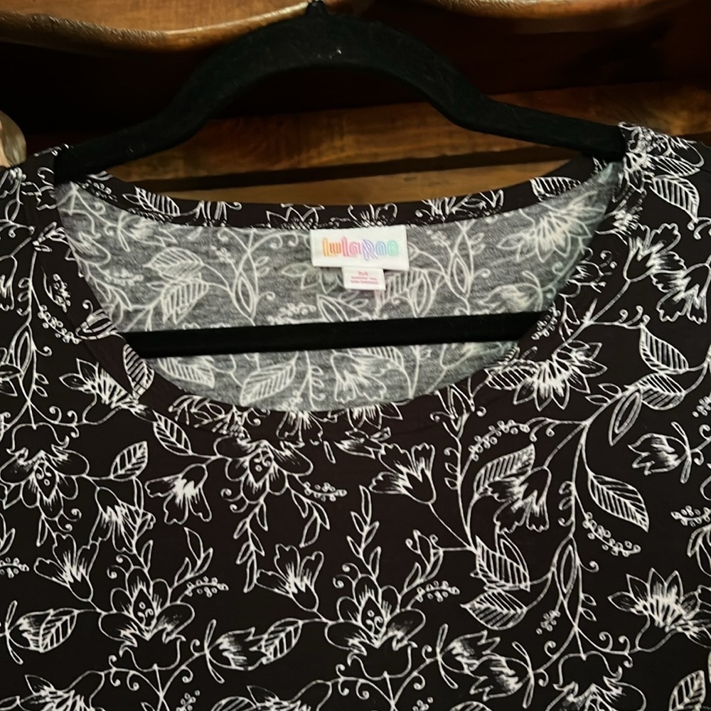 LULAROE black and white long-sleeved paisley, knee-length dress, Size M, EUC - Picture 3 of 7